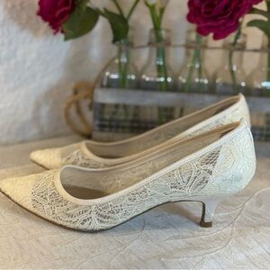 Adrianna Papell Women’s Elegant Lace Women's Kitten Heels Size 7. Off white.